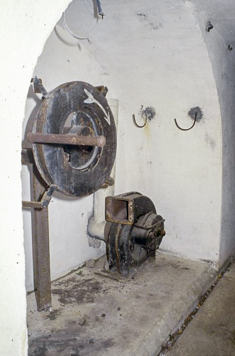 Ligne Maginot - CASTES RUINES (CR) - (Ouvrage d'infanterie) - Bloc 2
Entrée principale
Ventilateur manuel