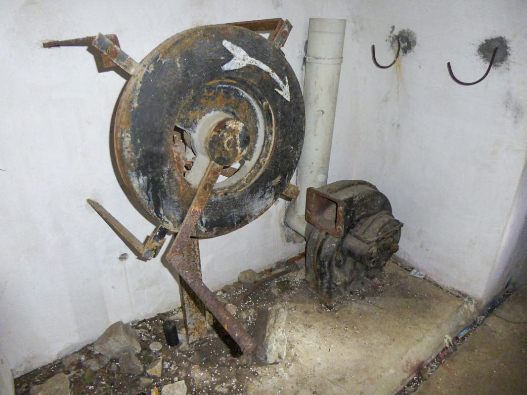 Ligne Maginot - CASTES RUINES (CR) - (Ouvrage d'infanterie) - Bloc 2
Ventilateur manuel