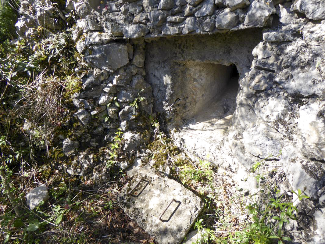 Ligne Maginot - CASTES RUINES (CR) - (Ouvrage d'infanterie) - Bloc 3
Deuxième créneau avec son obturateur