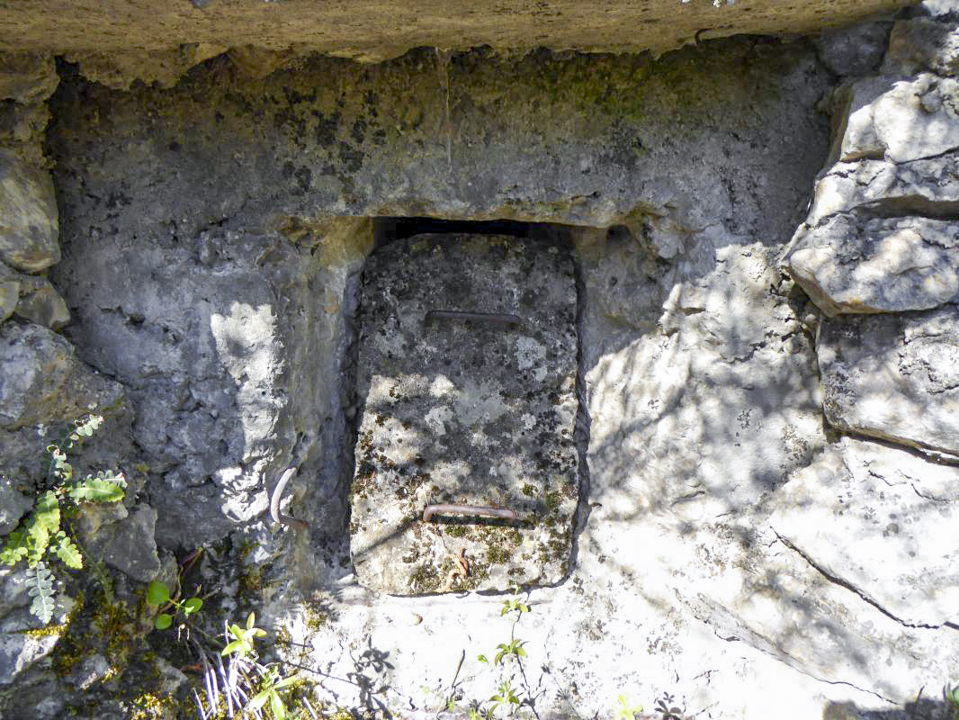 Ligne Maginot - CASTES RUINES (CR) - (Ouvrage d'infanterie) - Bloc 3
Deuxième créneau avec son obturateur