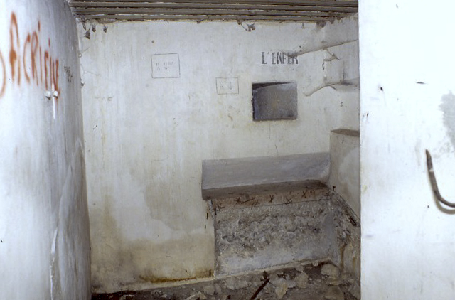 Ligne Maginot - CASTES RUINES (CR) - (Ouvrage d'infanterie) - Bloc 3
Créneau pour mitrailleuse Hotchkiss
Le créneau a été surnommé 'l'enfer'