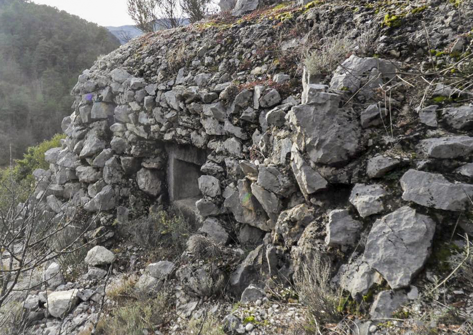 Ligne Maginot - CASTES RUINES (CR) - (Ouvrage d'infanterie) - Bloc 4
Noter le camouflage du bloc