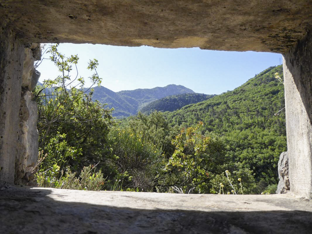 Ligne Maginot - CASTES RUINES (CR) - (Ouvrage d'infanterie) - Bloc 4
Vue vers l'Albaréa