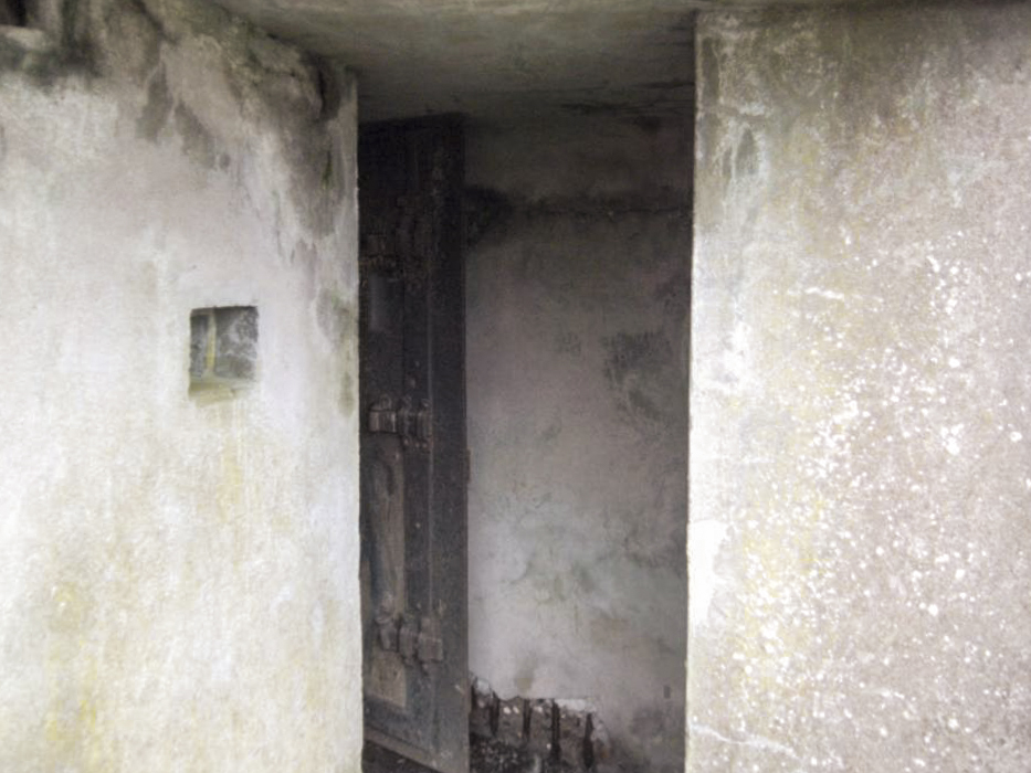 Ligne Maginot - BB38 - (Blockhaus pour canon) - Vue de l'entrée - GLÜCKSJÄGER GJ13