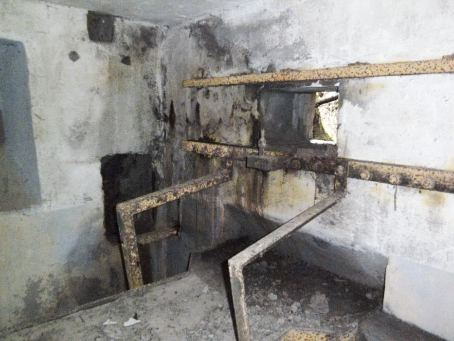 Ligne Maginot - BB38 - (Blockhaus pour canon) - La chambre de tir avec le créneau et la table pour la mitrailleuse - GLÜCKSJÄGER GJ13