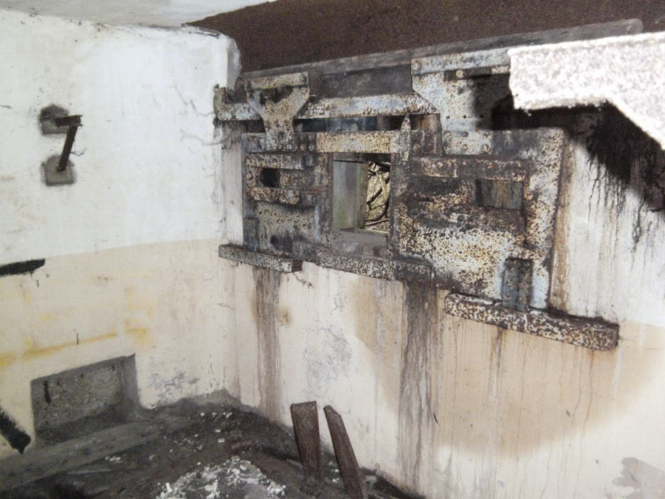 Ligne Maginot - BB38 - (Blockhaus pour canon) - La chambre de tir avec le créneau de tir du canon antichar - GLÜCKSJÄGER GJ13