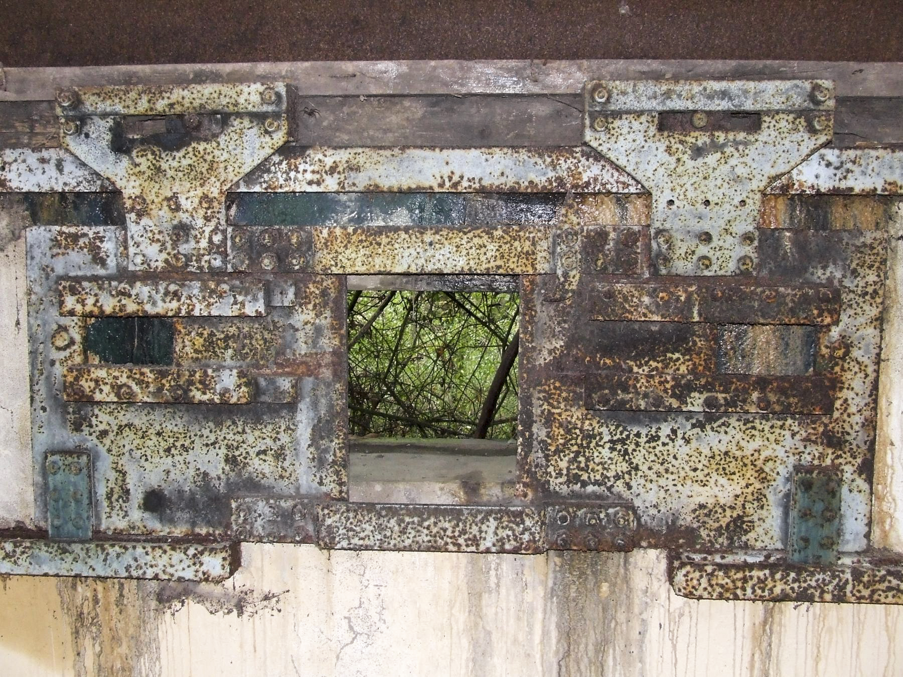 Ligne Maginot - BB38 - (Blockhaus pour canon) - Le volet blindé coulissant du créneau anti-char.  - STENGER Mathieu