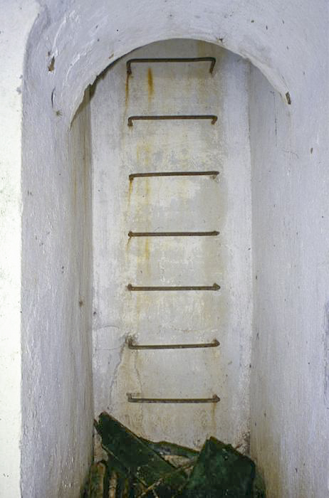 Ligne Maginot - CASTES RUINES (CR) - (Ouvrage d'infanterie) - Bloc 5
L'accès à la guérite observatoire - LOVINY Alain