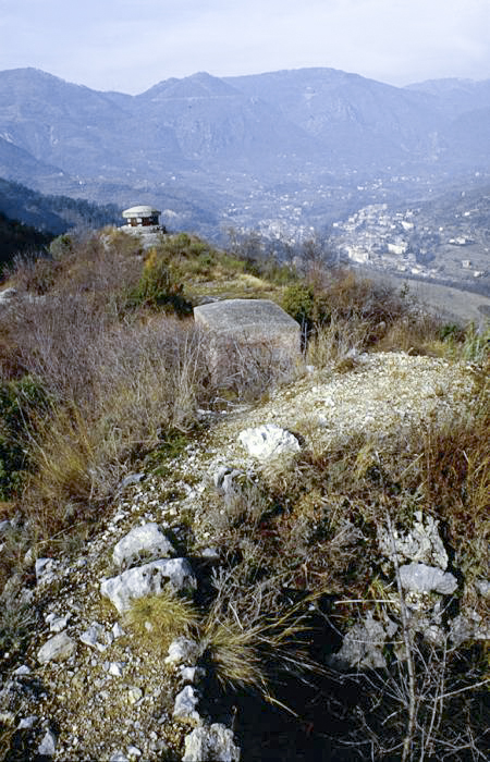 Ligne Maginot - CASTES RUINES (CR) - (Ouvrage d'infanterie) - Le bloc cheminée et le bloc 6 à l’arrière plan