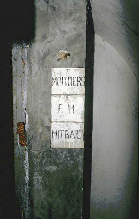 Ligne Maginot - CASTES RUINES (CR) - (Ouvrage d'infanterie) - Bloc 3
Indications à côté de la porte