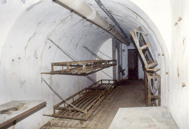Ligne Maginot - CASTES RUINES (CR) - (Ouvrage d'infanterie) - Casernement