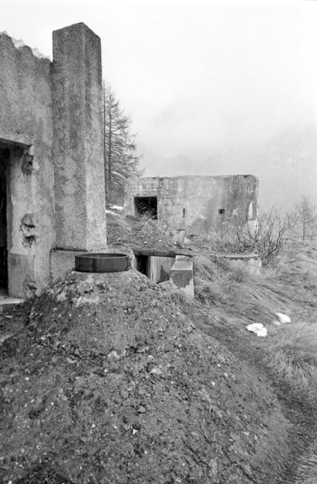 Ligne Maginot - SAINT DALMAS LE SELVAGE (SD) - (Ouvrage d'infanterie) - Le casernement et le bloc 3 (Observatoire)
Le bloc 2 est au second plan