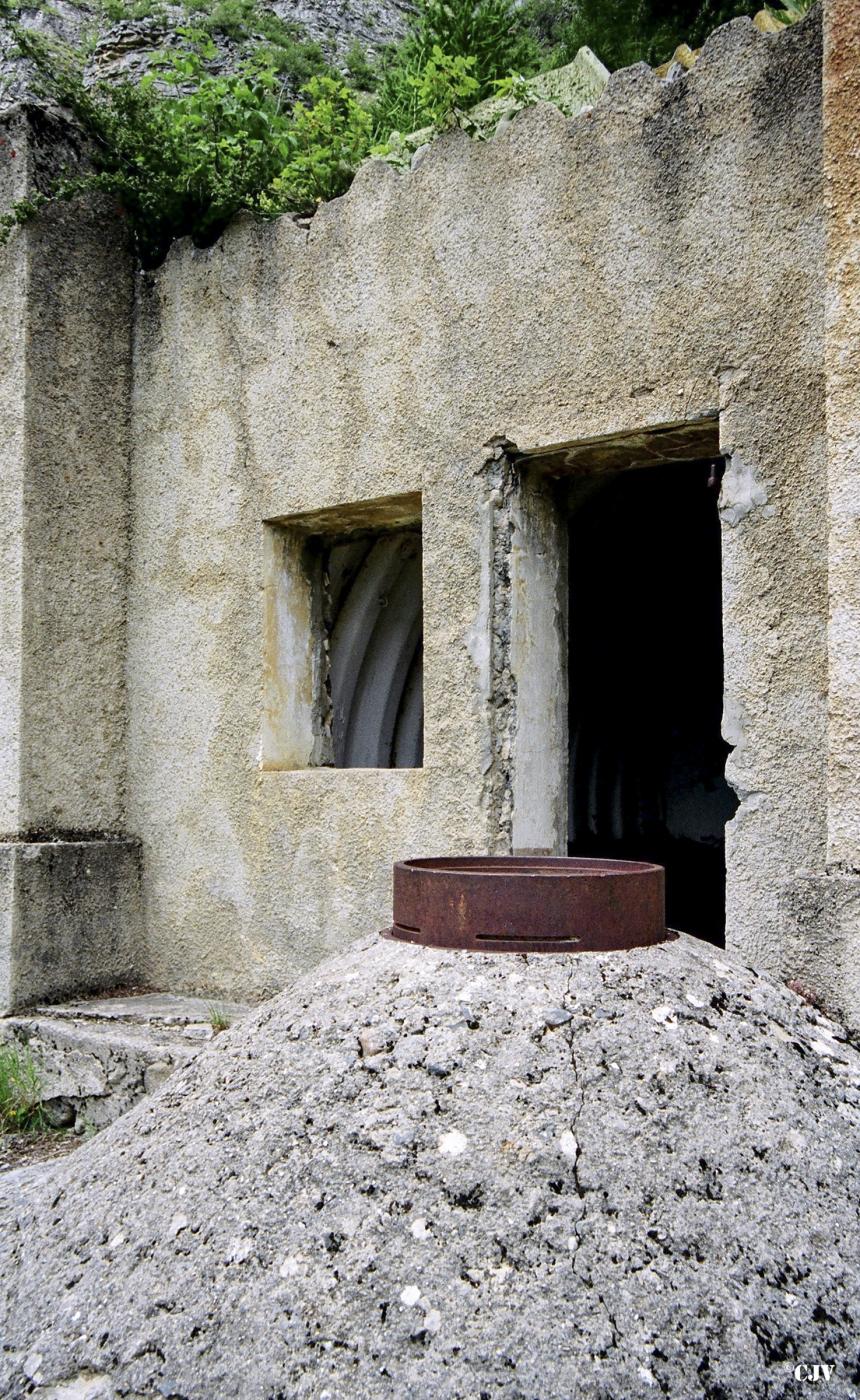 Ligne Maginot - SAINT DALMAS LE SELVAGE (SD) - (Ouvrage d'infanterie) - Bloc 3
La cloche devant le casernement - Lia VERMEULEN