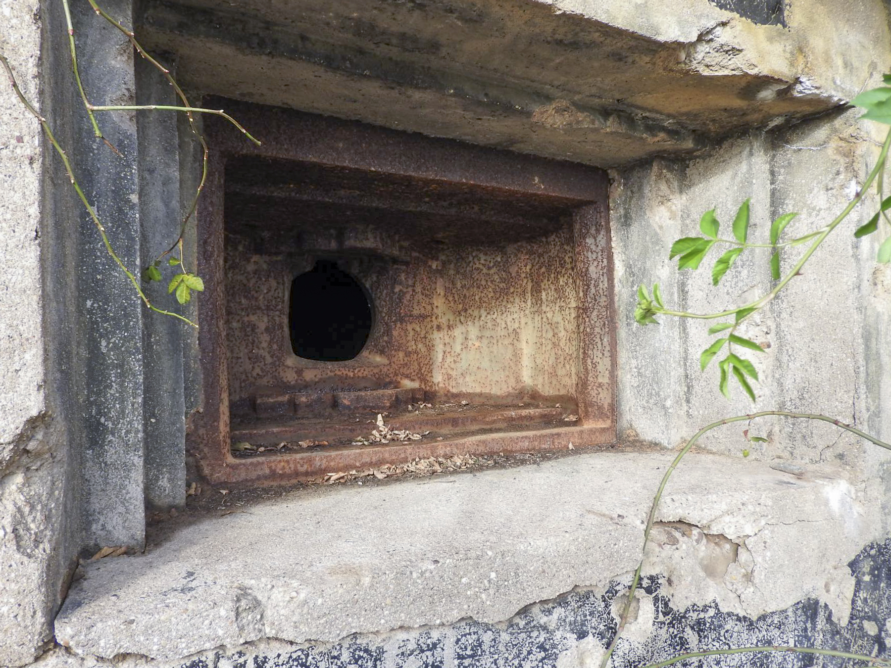 Ligne Maginot - BB45 - (Blockhaus pour canon) - Le créneau pour la mitrailleuse Hotchkiss. - STENGER Mathieu