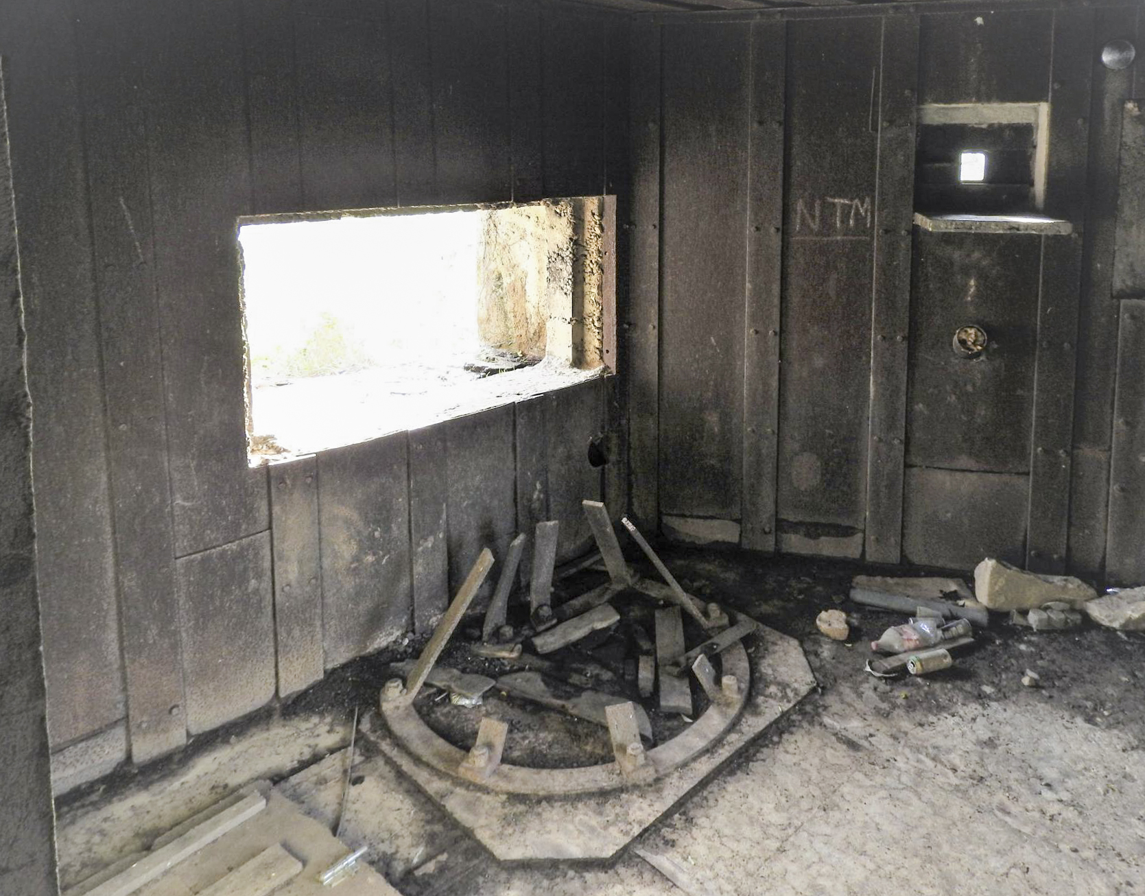 Ligne Maginot - BB45 - (Blockhaus pour canon) - La chambre de tir du canon anti-char de 47. Il reste une partie de l'affût crinoline. - STENGER Mathieu