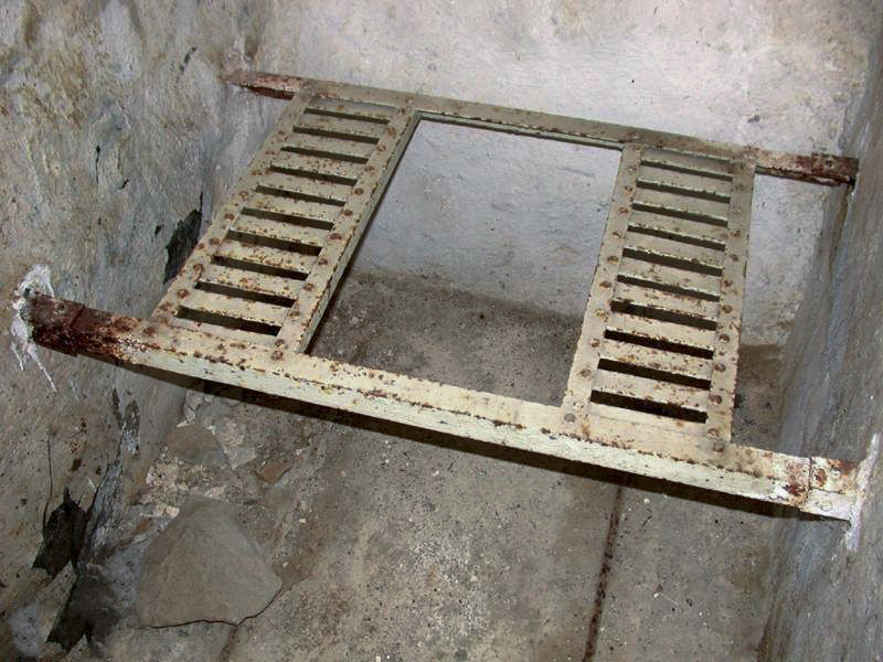Ligne Maginot - SAINT DALMAS LE SELVAGE (SD) - (Ouvrage d'infanterie) - Les dessous de l'ouvrage
Les latrines, un seau était disposé sous le siège
