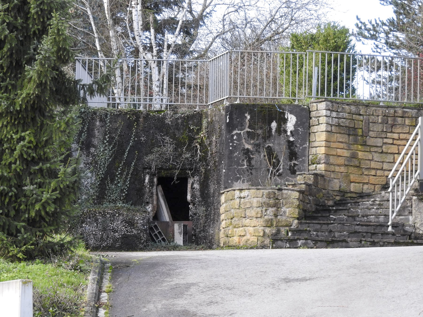 Ligne Maginot - BB382 - (Blockhaus pour arme infanterie) - Le blockhaus sert de dépendance et de terrasse pour une maison. - STENGER Mathieu