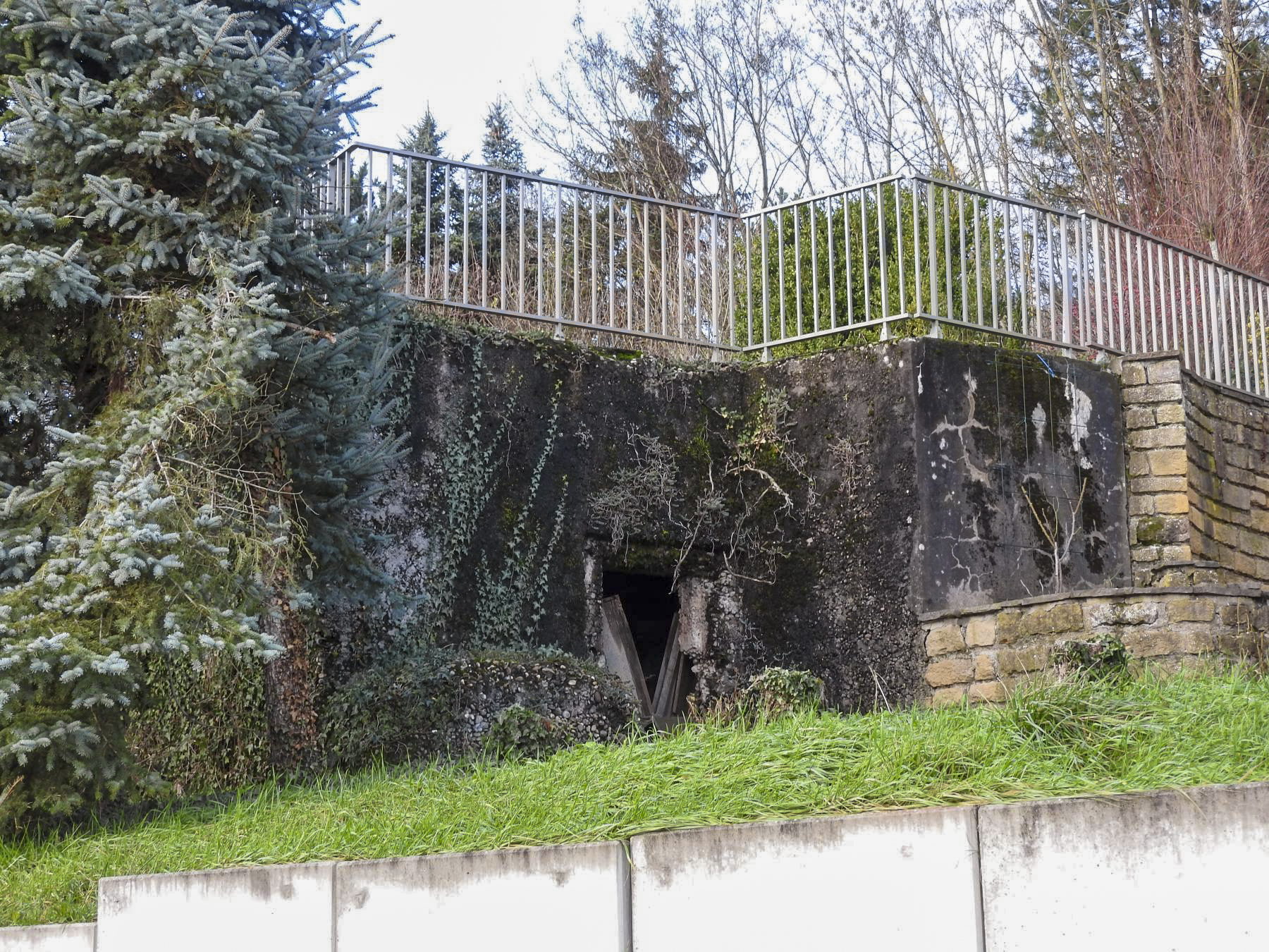 Ligne Maginot - BB382 - (Blockhaus pour arme infanterie) - La façade de tir.
Le créneau a été agrandi pour son usage civil. - STENGER Mathieu