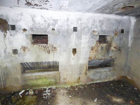 Ligne Maginot - BB77-E - LE LINHAT SUD - (Blockhaus pour arme infanterie) - Les deux emplacements de tir pour mitrailleuses, dont les créneaux sont maintenant enfouis dans le sol.