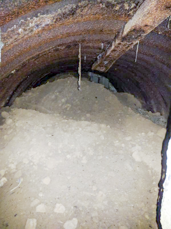 Ligne Maginot - PC de Sous-Quartier CIMETIERE de CHALANDRY - Pièce constituée de tôle métro, au fond on distingue ce qui semble une autre pièce ou une autre entrée mais a cause du remblais elle est inaccessible. - Anciaux Lionel