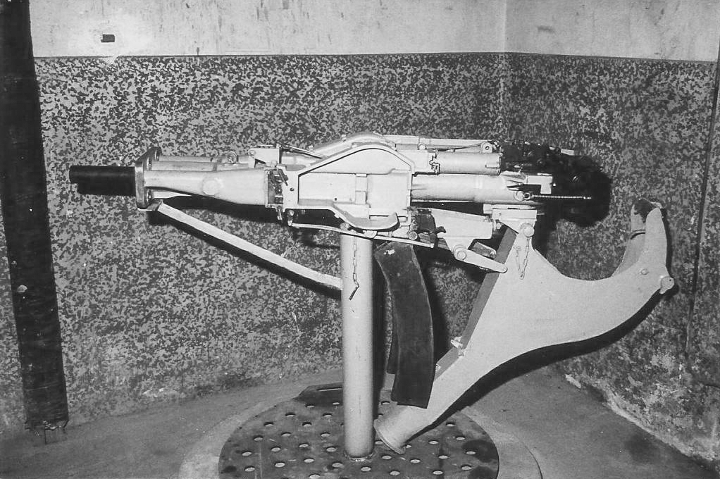 Ligne Maginot - ANZELING - A25 - (Ouvrage d'artillerie) - Le support d'armes mixtes de la tourelle alors exposé au Zeiterholz - Jean-Bernard WAHL