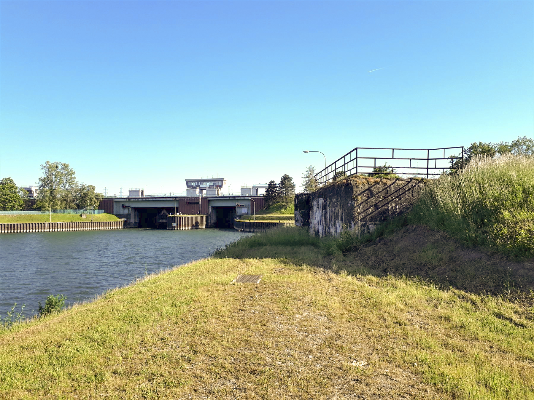 Ligne Maginot - PORT DU RHIN SUD 18 - (Blockhaus pour arme infanterie) - Le blockhaus et l'écluse de Strasbourg
