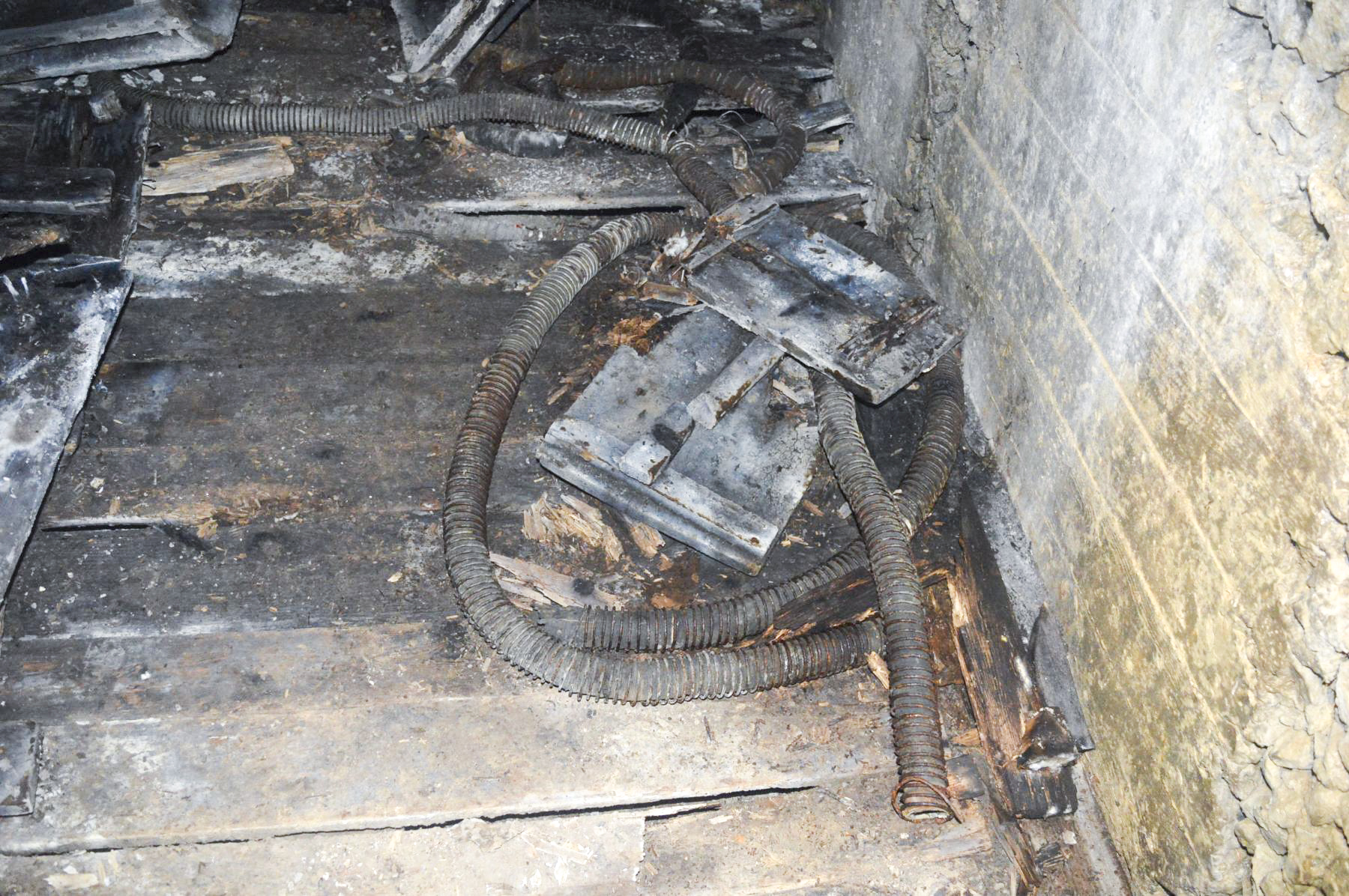 Ligne Maginot - LA BEOLE (BE) - (Ouvrage d'infanterie) - Chambre 16
Tuyaux flexibles d'engins pneumatiques de damage origine - PRASIL Michal