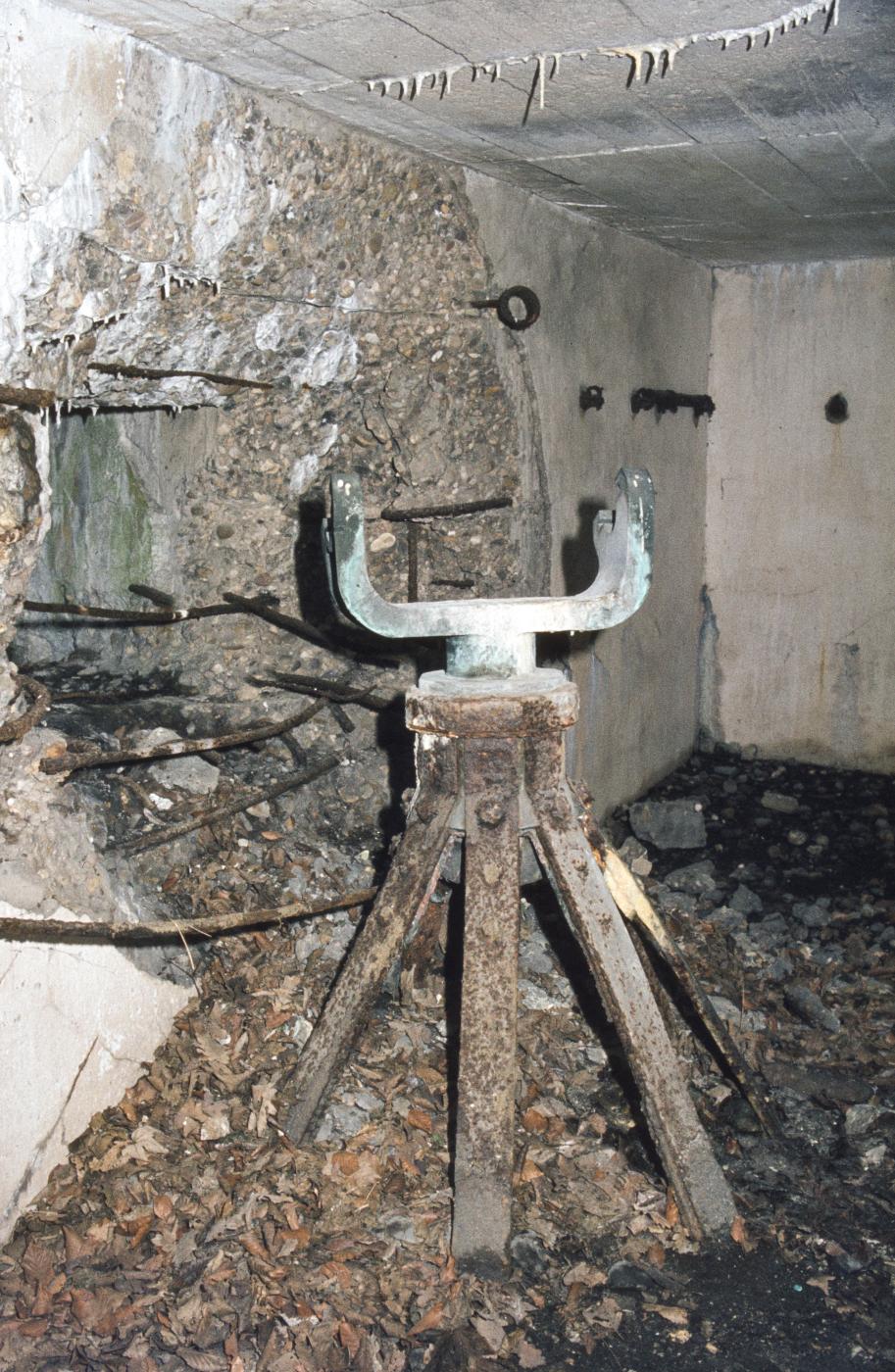 Ligne Maginot - AB10 - (Blockhaus pour canon) - Restes du support du canon
Le moitié a disparu depuis - MANSUY Michel