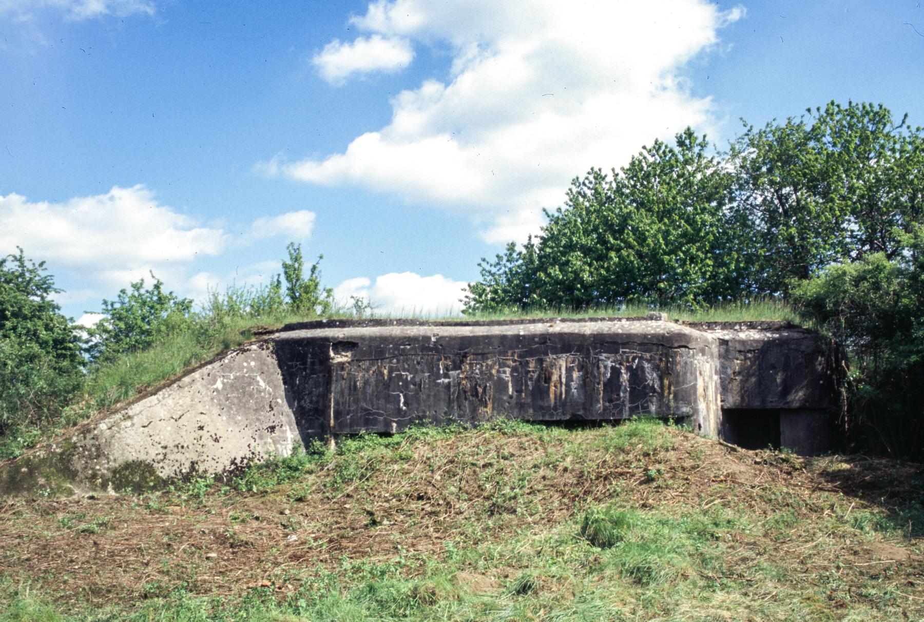 Ligne Maginot - AB28 - (Blockhaus pour canon) - Le blockhaus avant nettoyage en 2004 - MANSUY Michel