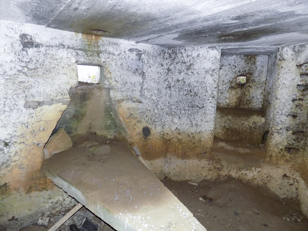 Ligne Maginot - 32B - RUISSEAU DE REVIGNY EST - (Blockhaus pour arme infanterie) - Créneau Hotchkiss à gauche, créneau FM à droite - R Tucker