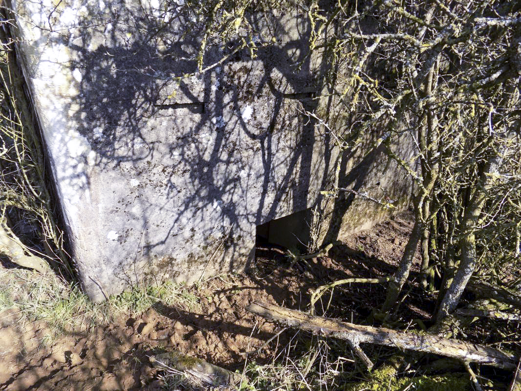 Ligne Maginot - EUILLY SUD - (Blockhaus pour canon) - Face droite, l'entrée hommes