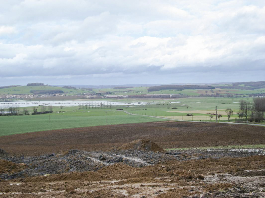 Ligne Maginot - BLANCHAMPAGNE - (Blockhaus pour canon) - Vue du sud vers A103 et A104 à l'arrière plan. Photos prise quelque mois après que le bloc soit détruit. On voit encore la terre sombre et retournée au première plan, à l'endroit du bloc.