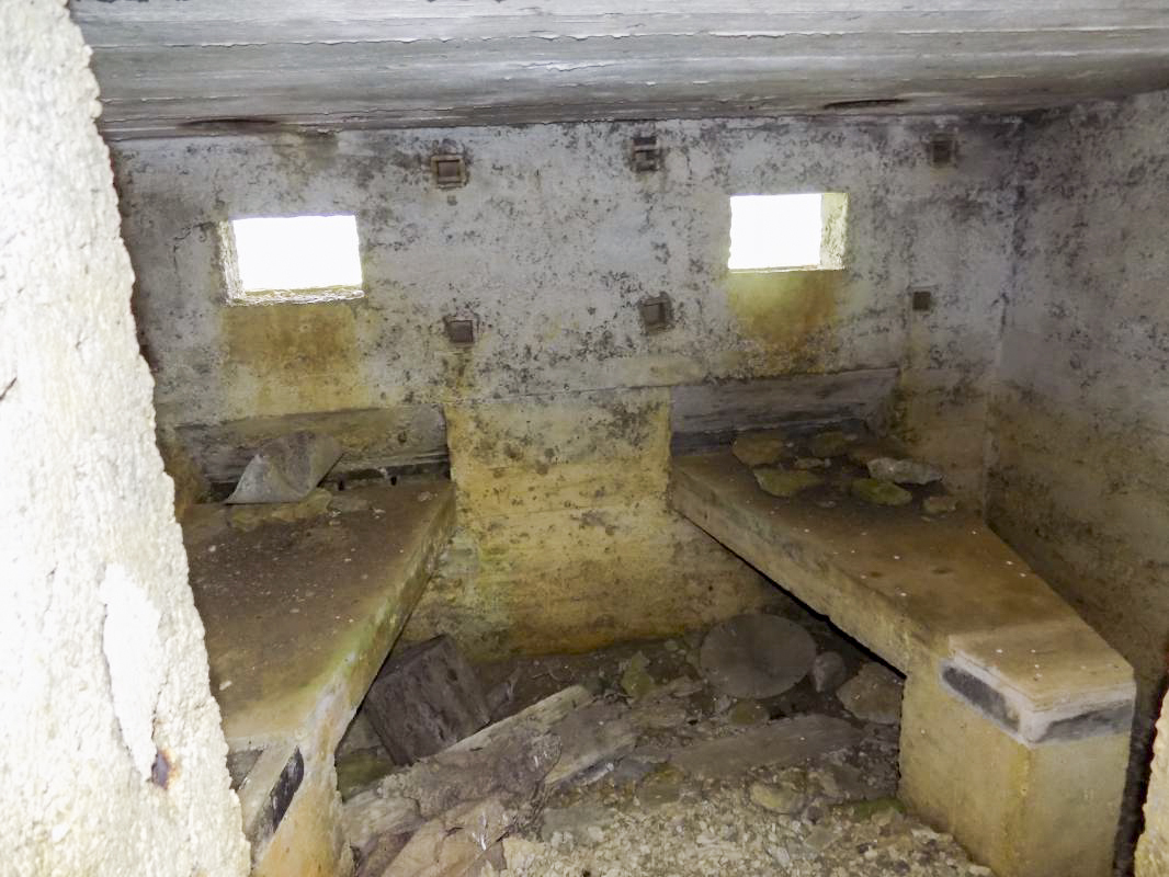 Ligne Maginot - 15A - LA VIGNETTE SUD - (Blockhaus pour arme infanterie) - Face frontale, les deux créneaux Hotchkiss