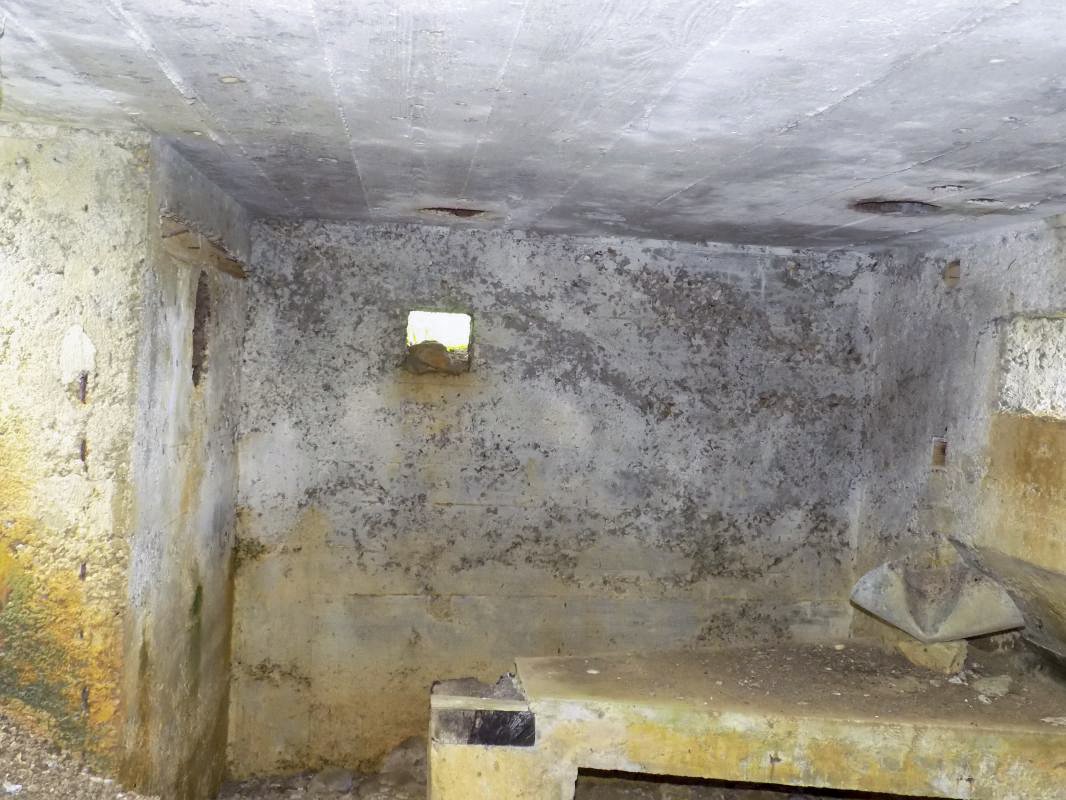 Ligne Maginot - 15A - LA VIGNETTE SUD - (Blockhaus pour arme infanterie) - Face gauche, créneaux FM/Obs