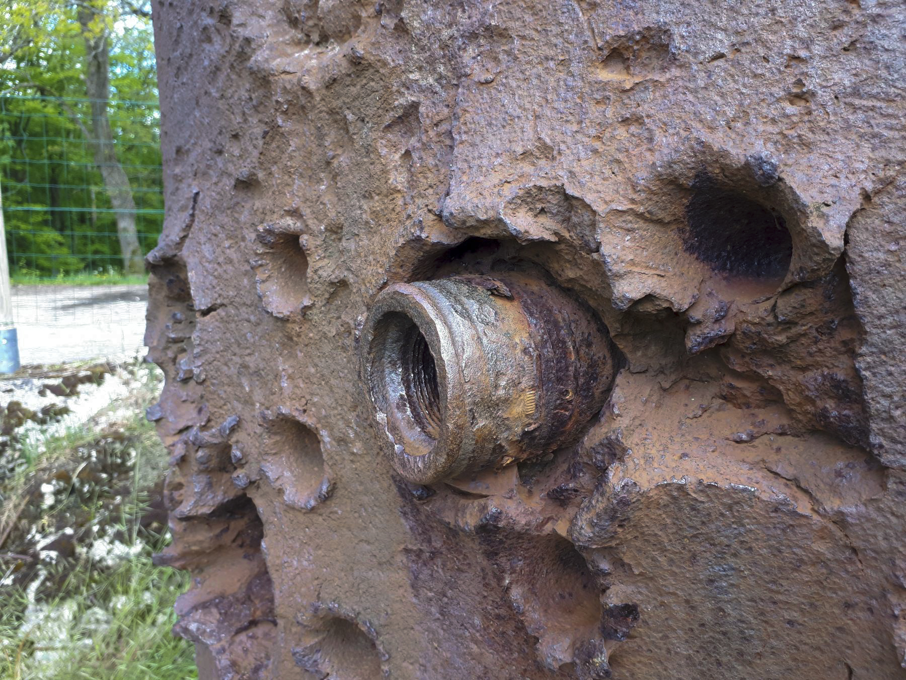 Ligne Maginot - BAMBESCH - A35 - (Ouvrage d'infanterie) - Bloc 2
Une ogive de 88 est fichée dans l'acier de la cloche
