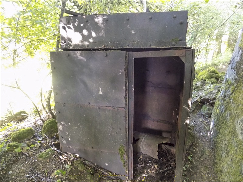 Ligne Maginot - GAILLARD - (Observatoire d'infanterie) - Guérite Prismatique - état initial
La porte dégondée gît au sol à 2 m en arrière, elle n'est pas visible sur ce cliché - Richard TUCKER