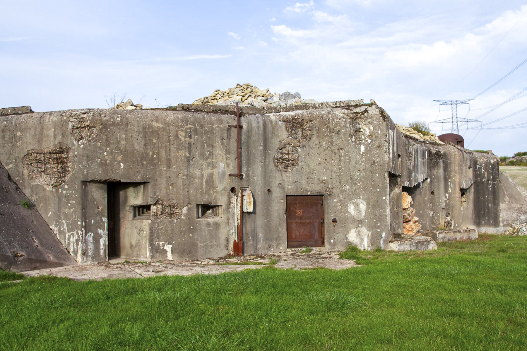 Ligne Maginot - BOVENBERG - BCA2 - (Casemate d'artillerie) - Les deux entrées : personnel à gauche, matériel à droite - Michel Teiten