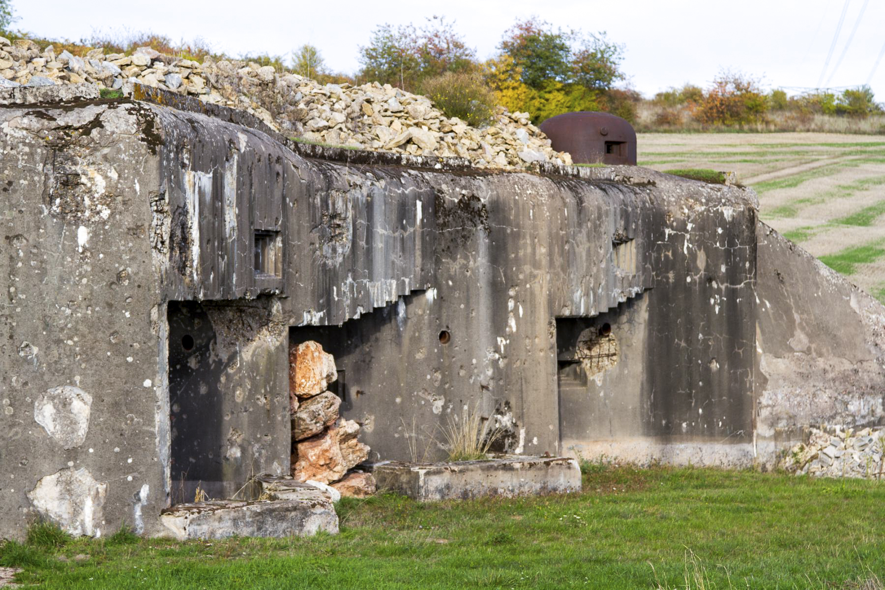 Ligne Maginot - BOVENBERG - BCA2 - (Casemate d'artillerie) - De gauche à droite : créneau d'observation, deux créneaux de 75 et cloche GFM - Michel Teiten