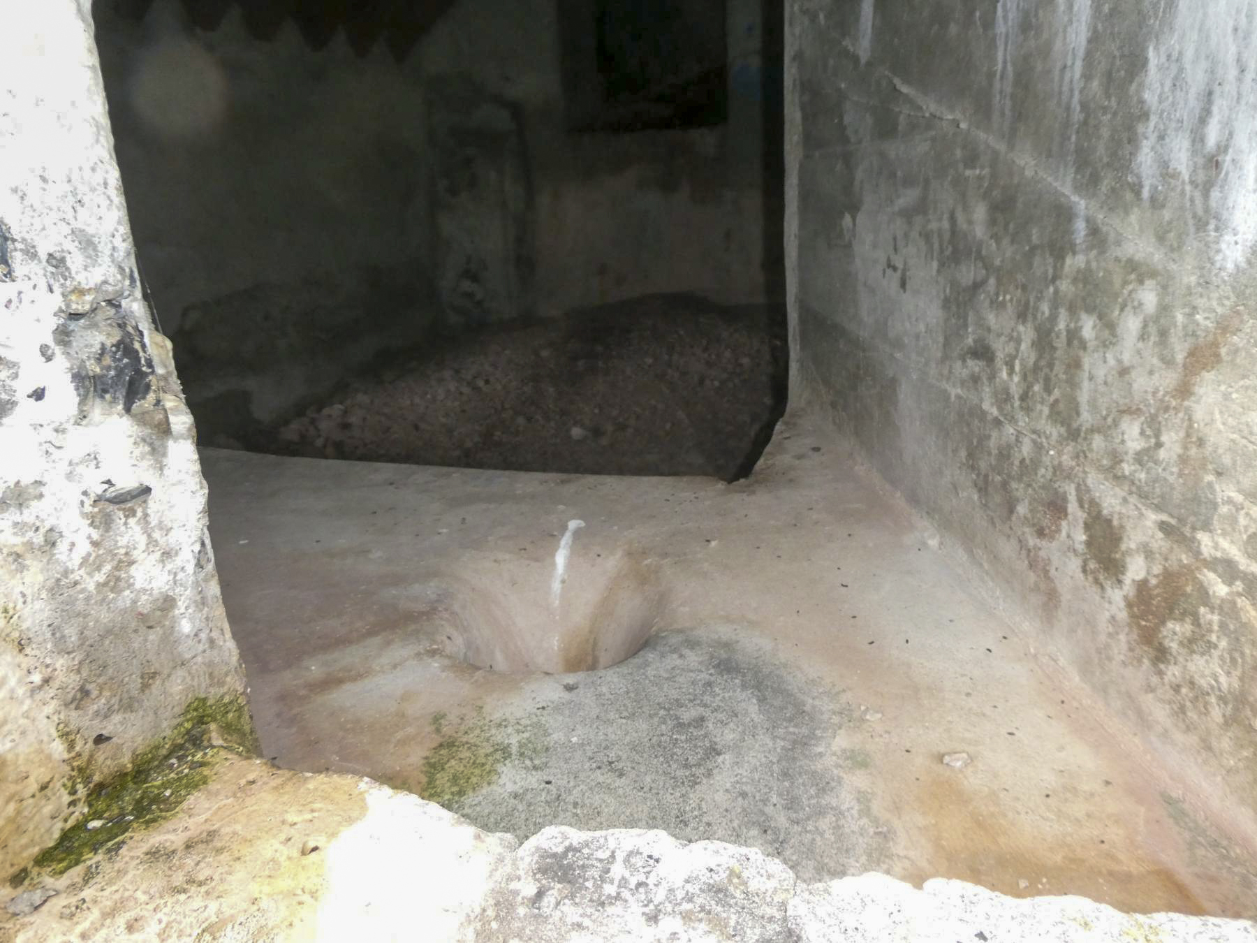 Ligne Maginot - LA COLETTA - (Blockhaus pour arme infanterie) - L'ouverture de droite ne semble pas être un créneau de tir, à l'intérieur on peut penser a une vasque avec évacuation. - ELLENA Daniel - CUNY Philippe