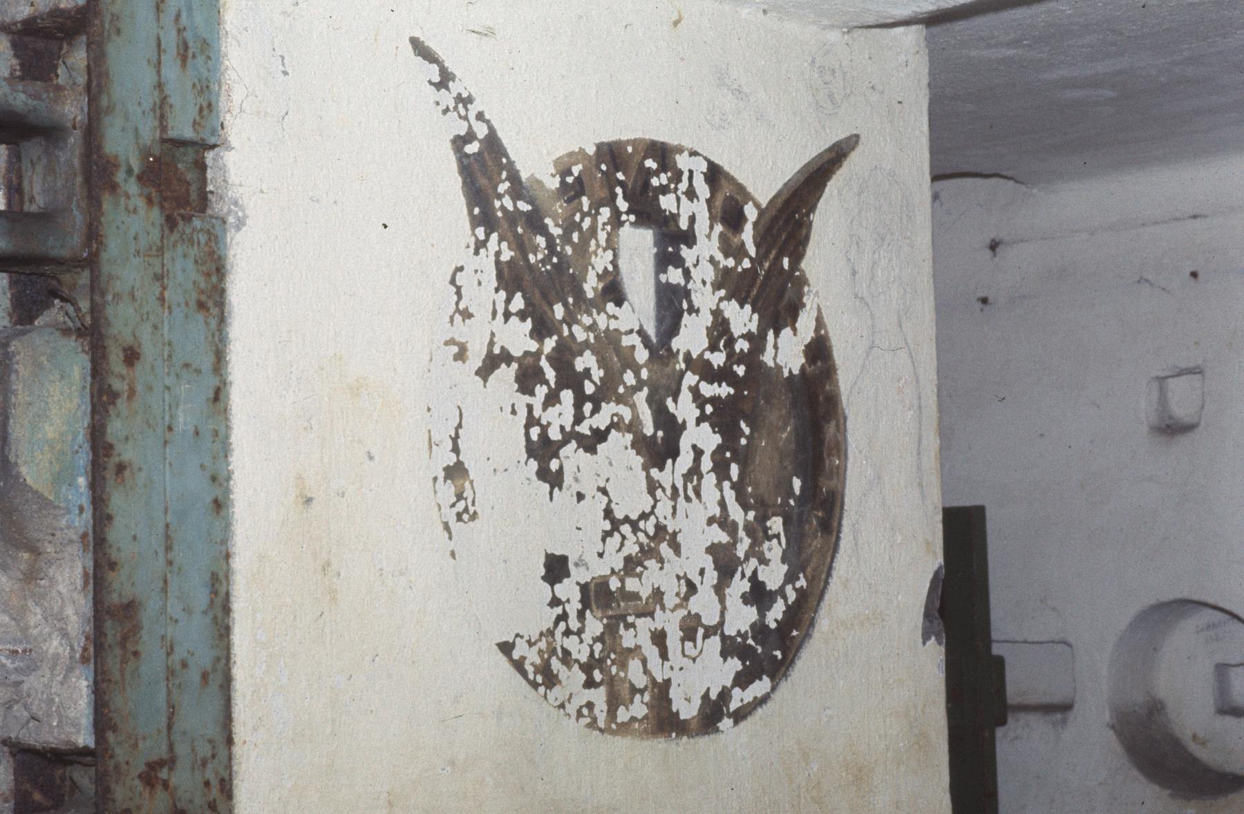 Ligne Maginot - BOIS DE LAUDREFANG SUD - C77 - (Casemate d'infanterie - Simple) - L'insigne à coté de l'entrée droite - MANSUY Michel