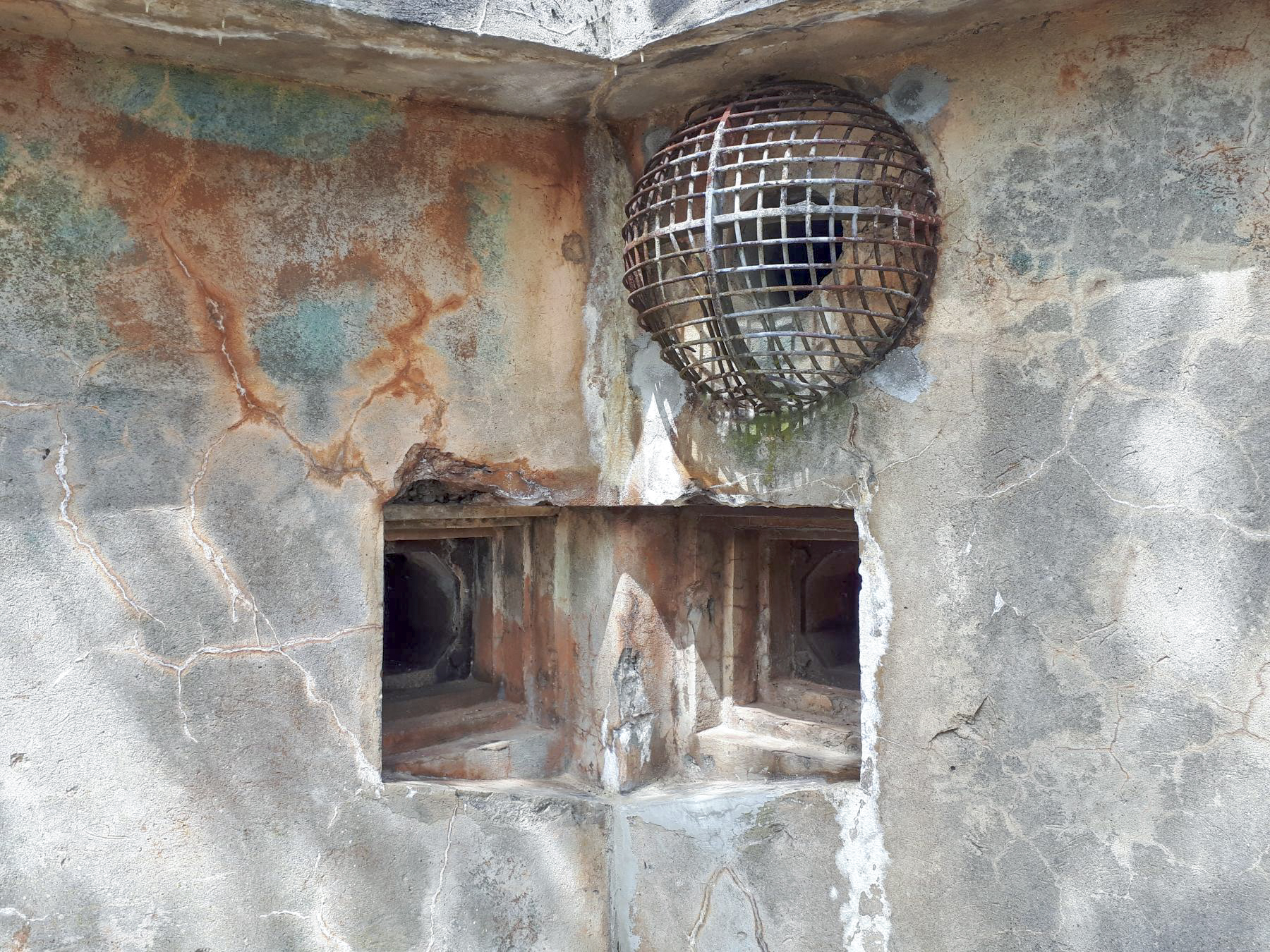 Ligne Maginot - EINSELING NORD - C72 - (Casemate d'infanterie) - Créneaux FM de défense rapprochée et prise d'air protégée