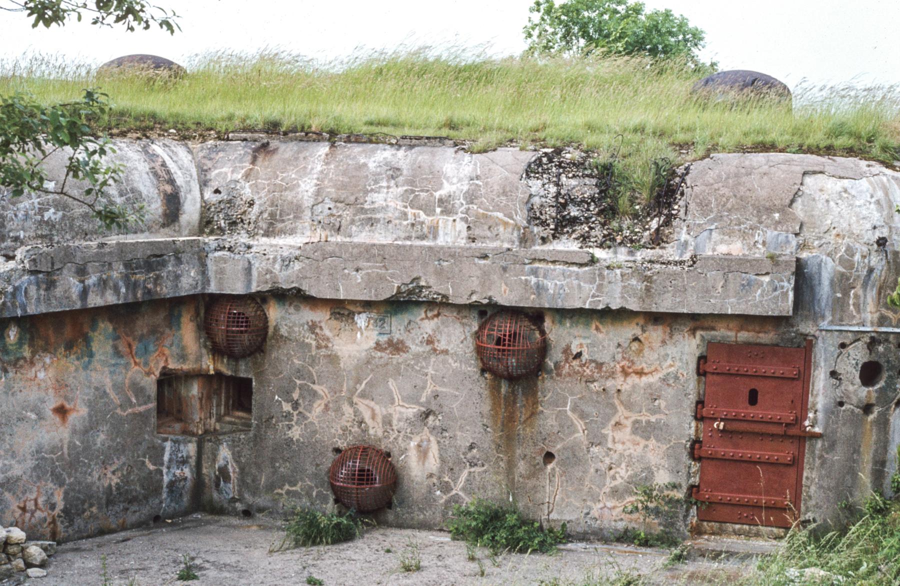 Ligne Maginot - EINSELING NORD - C72 - (Casemate d'infanterie - Simple) - Entrée droite, prises d'air protégées et créneaux FM de défense rapprochée - MANSUY Michel