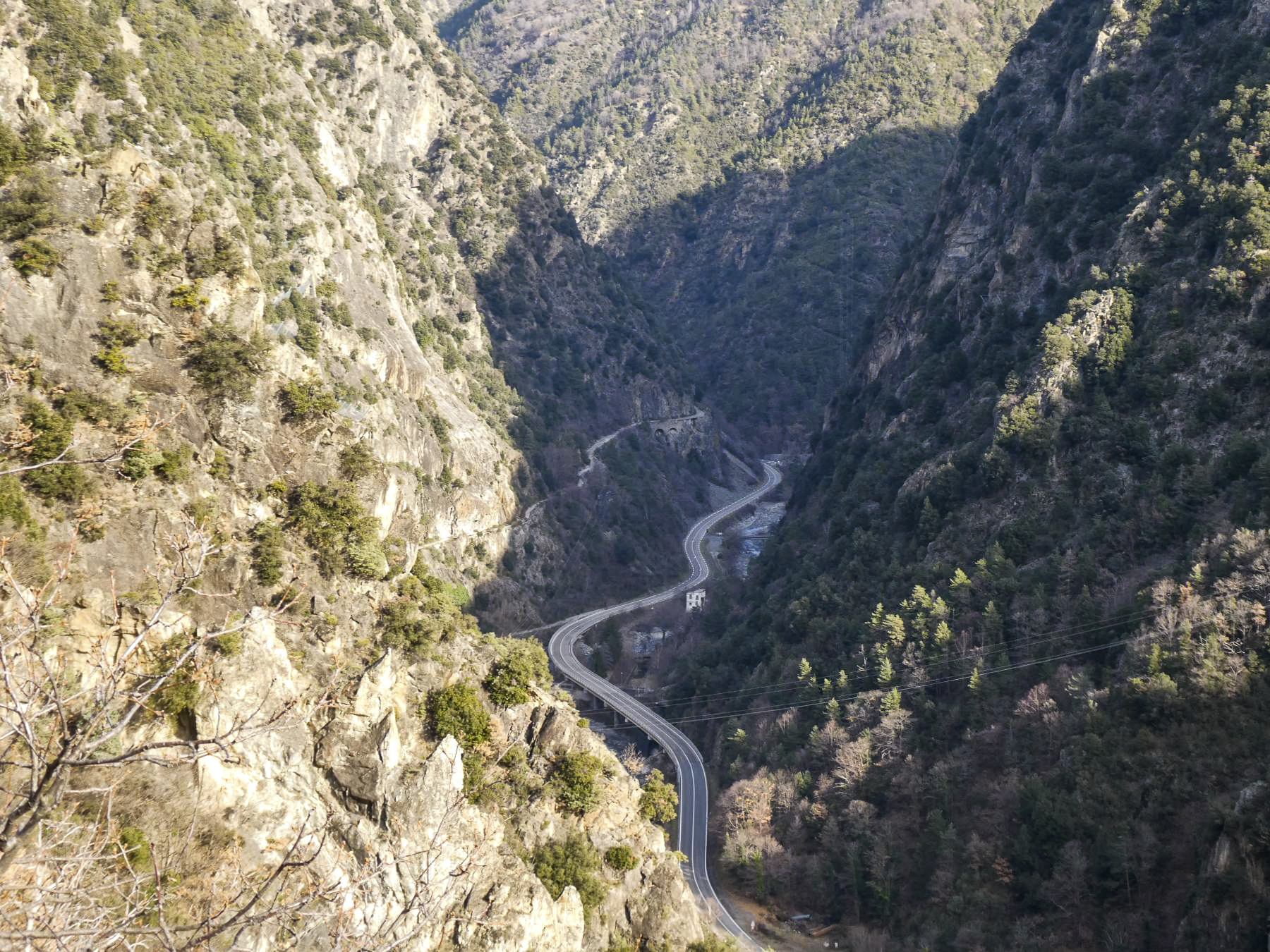 Ligne Maginot - LE COLLET 1 - (Blockhaus de type indéterminé) - Environnement
L'ancienne route sur le versant de gauche, en direction de Valabres nord. - ELLENA Daniel - CUNY Philippe