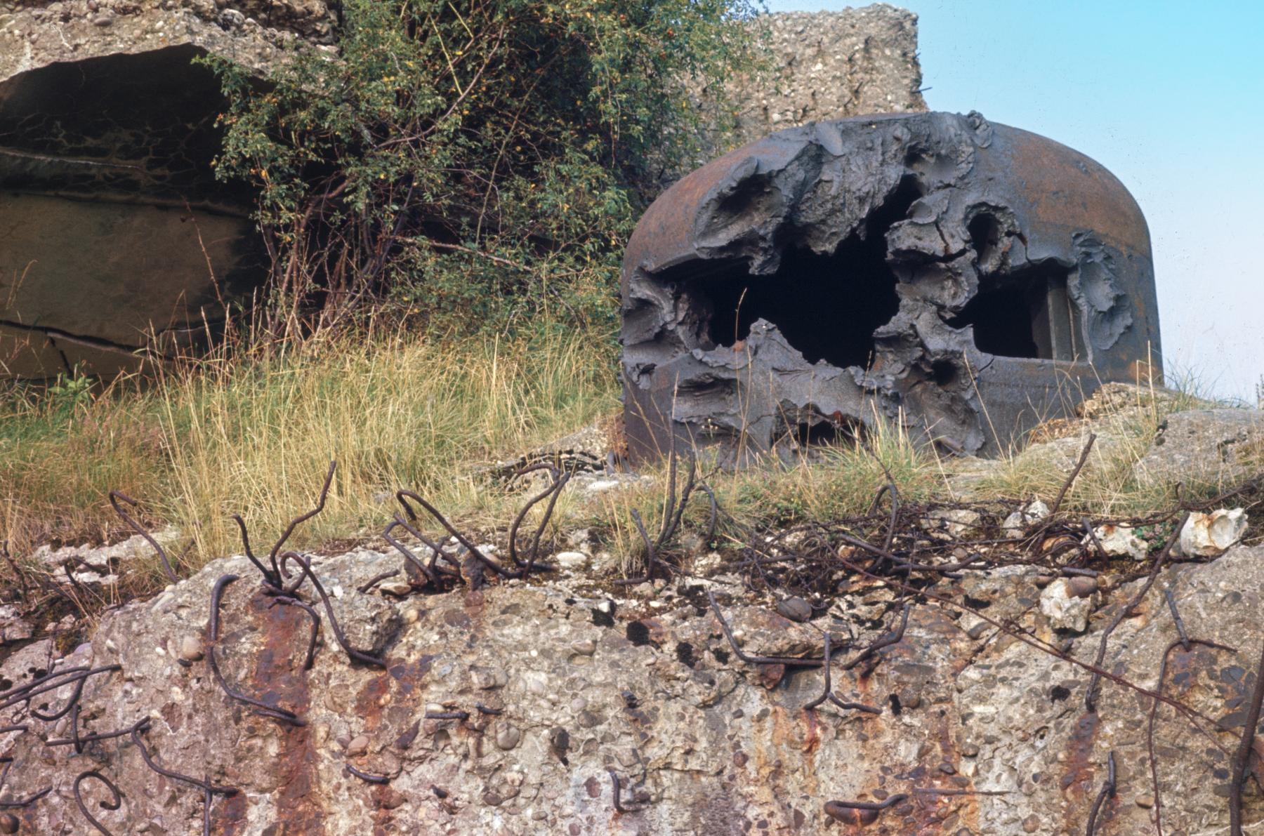 Ligne Maginot - EINSELING SUD - C73 - (Casemate d'infanterie - Simple) - Les impacts sur la cloche GFM sud - MANSUY Michel