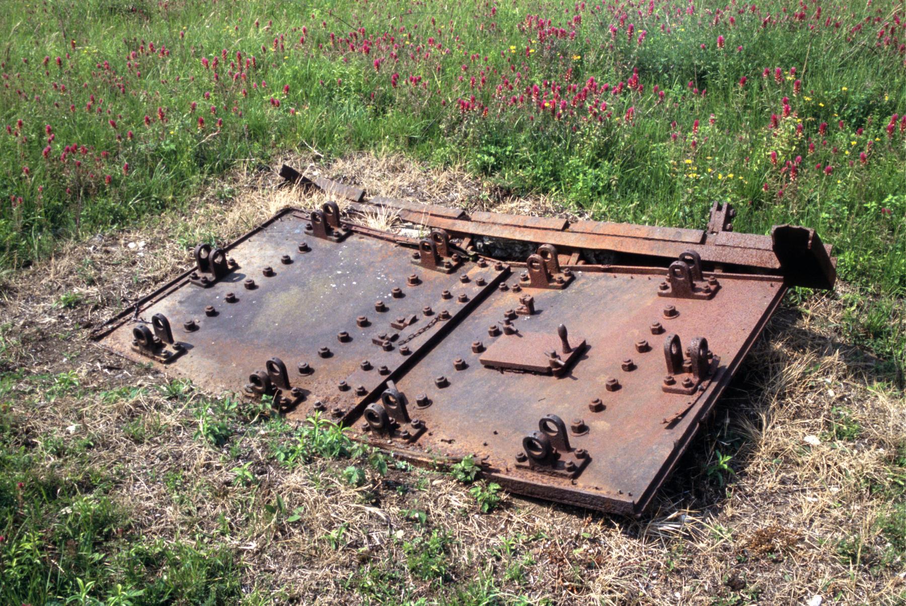 Ligne Maginot - EINSELING SUD - C73 - (Casemate d'infanterie - Simple) - Porte blindée de la casemate, expulsée en contrebas par l'explosion de la casemate. - MANSUY Michel
