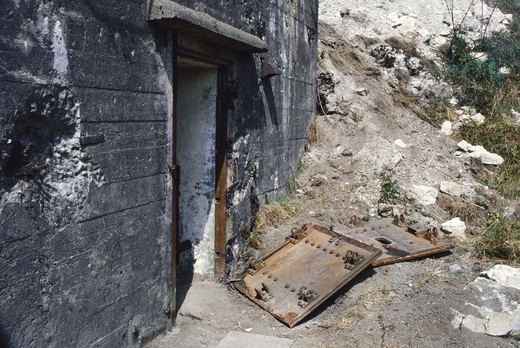 Ligne Maginot - QUATRE VENTS NORD - C74 - (Casemate d'infanterie - Simple) - La porte détruite - MANSUY Michel