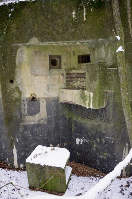 Ligne Maginot - BB374 - (Blockhaus pour canon) - Les créneax pour mitrailleuse et FM avec, couché dans la fouille en contrebas, ce qui aurait vraisemblablement servi de receptacle pour les douilles