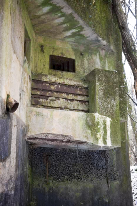 Ligne Maginot - BB374 - (Blockhaus pour canon) - Le créneau pour la mitrailleuse Hotchkiss vu depuis le fond de la fouille
