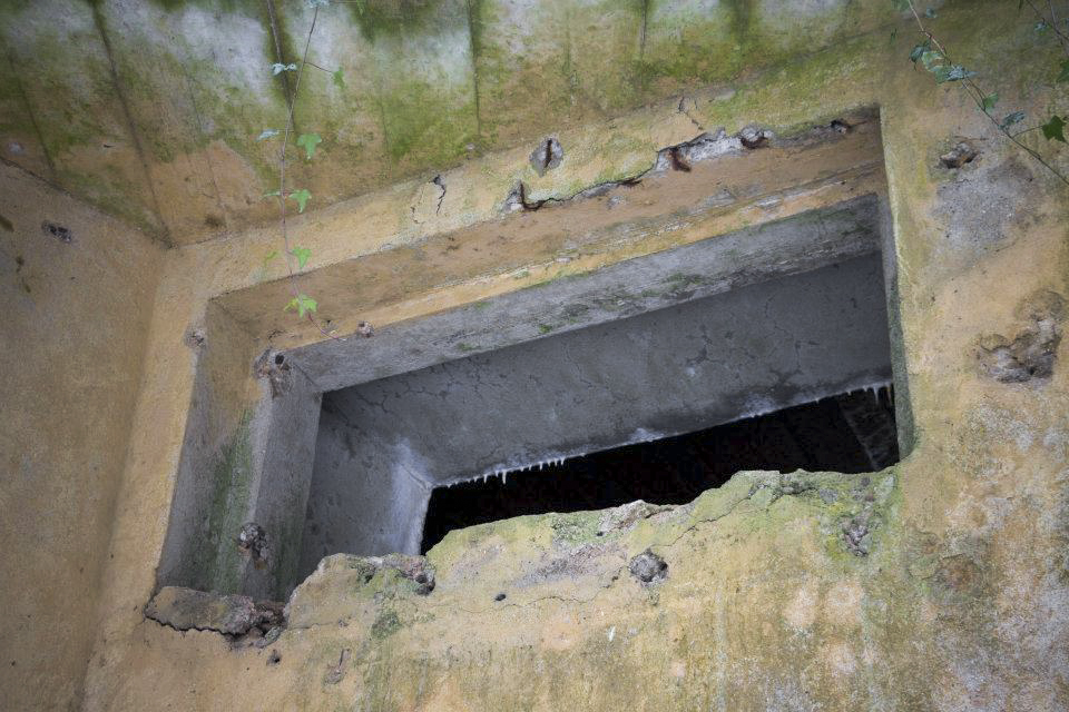 Ligne Maginot - BB374 - (Blockhaus pour canon) - Le créneau pour canon antichar dépourvu de son cuirassement