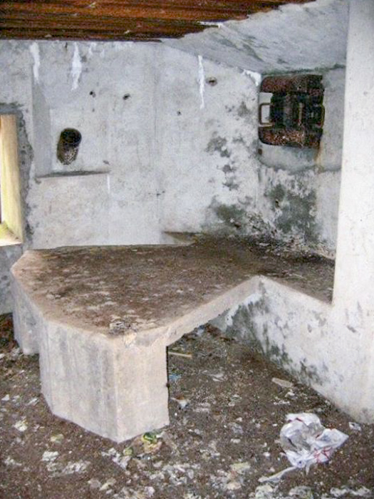 Ligne Maginot - BB374 - (Blockhaus pour canon) - Le créneau et le support pour la mitrailleuse Hotchkiss